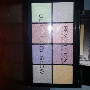 Revolution Makeup - Ultra Cool Glow Highlighter Illuminator Revolution Makeup - Ultra Cool Glow Highlighter Illuminator